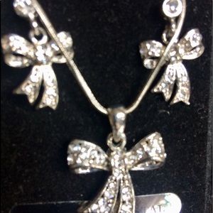 Set of necklace & earring